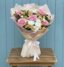 Букет цветов из:  Гвоздики, Орхидеи и Розы в Мордвес