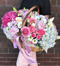 Цветочная композиция из Розы, Хризантемы, Пионы и Лизиантусы в корзине в Мордвес