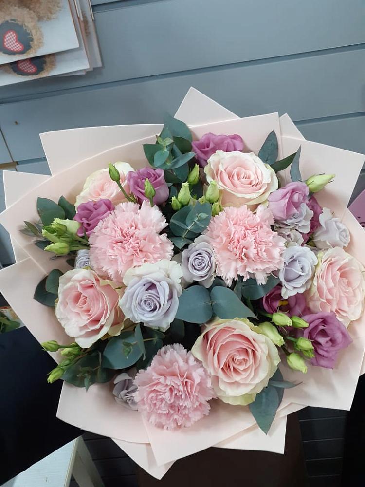 Букет цветов из: Розы, Гвоздики и Лизиантусы в Мордвес